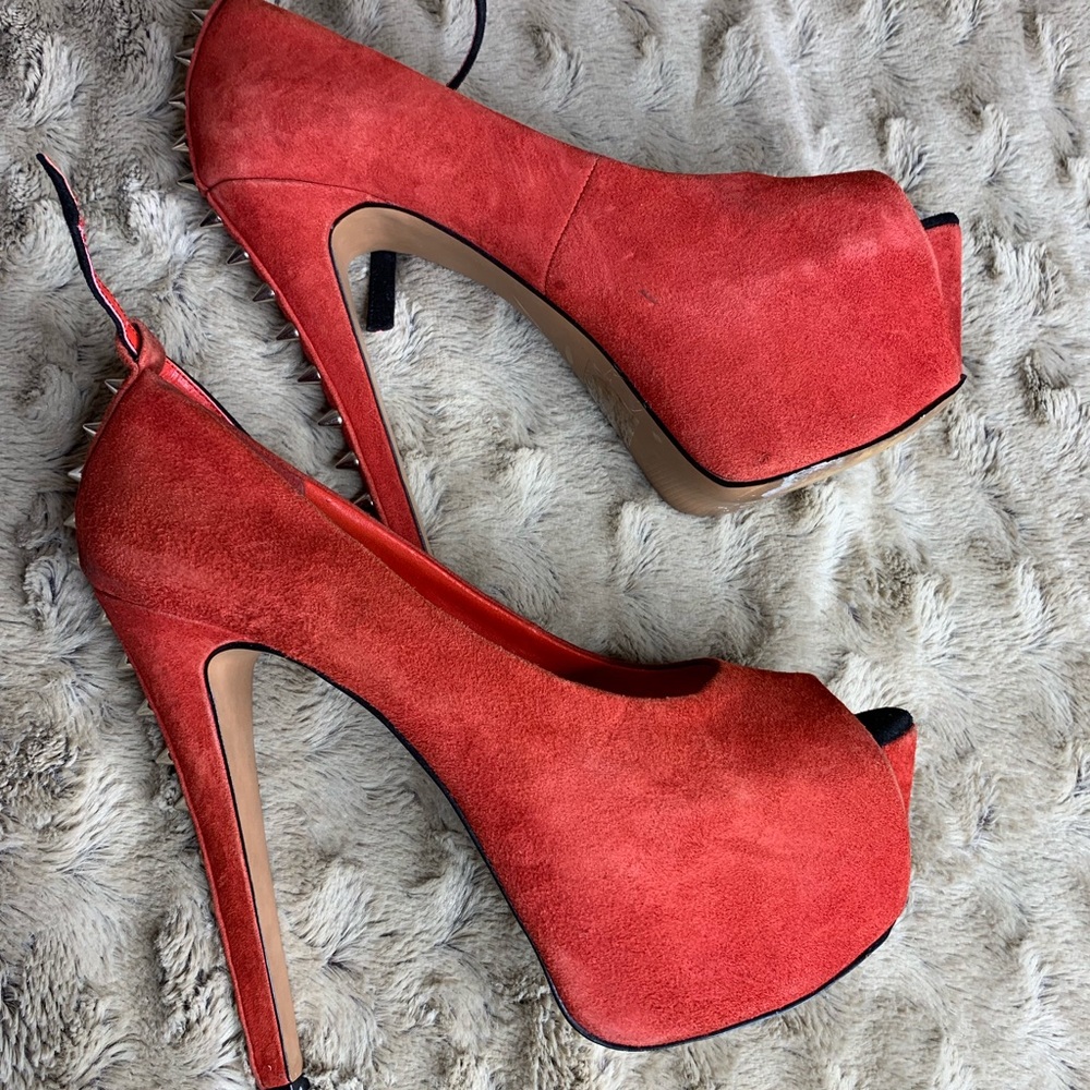 Sexy Red Spiked pump suede 7m